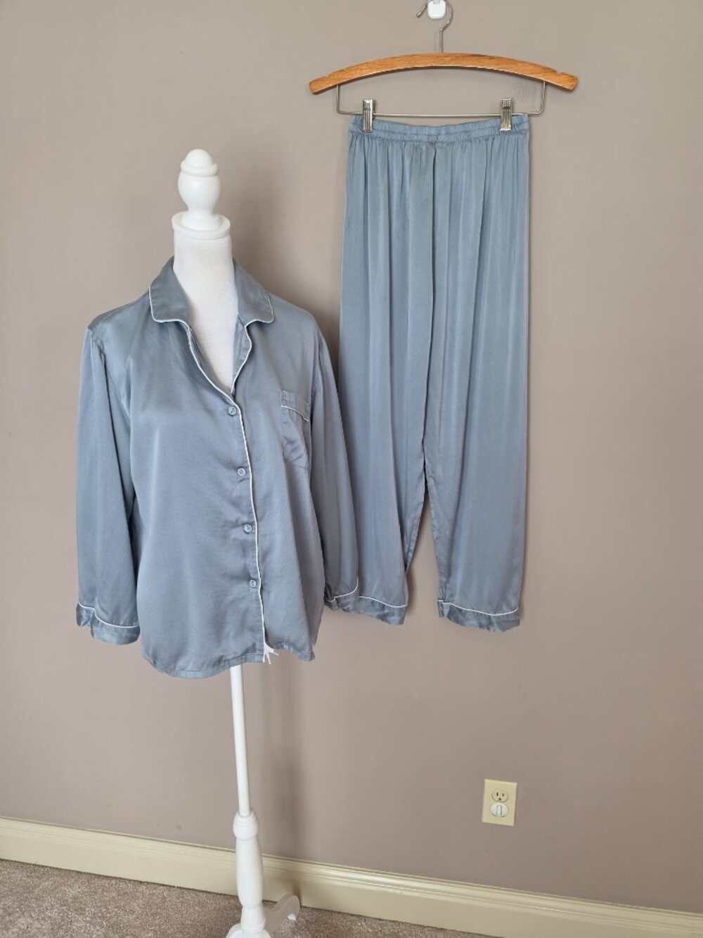 SilkSilky Classic Long Sleeve with Contrast Piping Pajama Set Size Medium - Picture 12 of 12